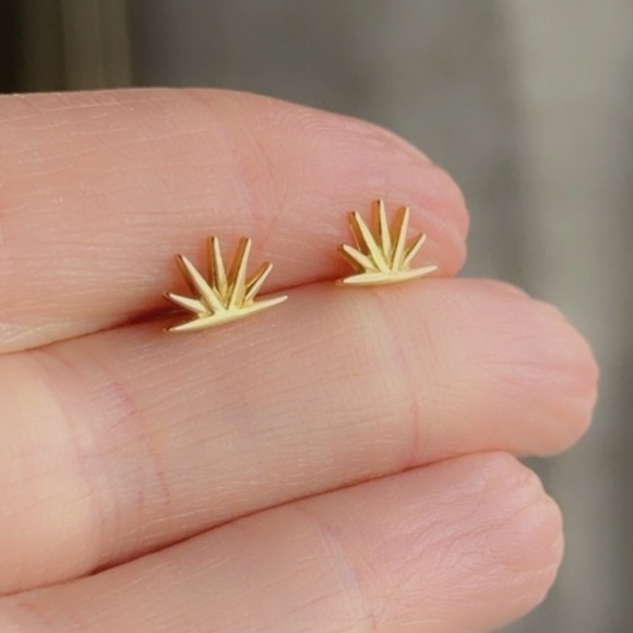 24k Gold Vermeil Simple Half Circle Spike Stud Earrings - Picture 8 of 10